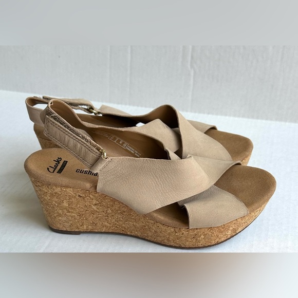 Clarks Tan Suede Cork Wedge Crossover Slingback Soft Cushion Boho Sandals Sz 8 - Picture 3 of 11